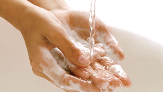 Eine sich die Hände waschende Person, die persönliche Händehygiene demonstriert